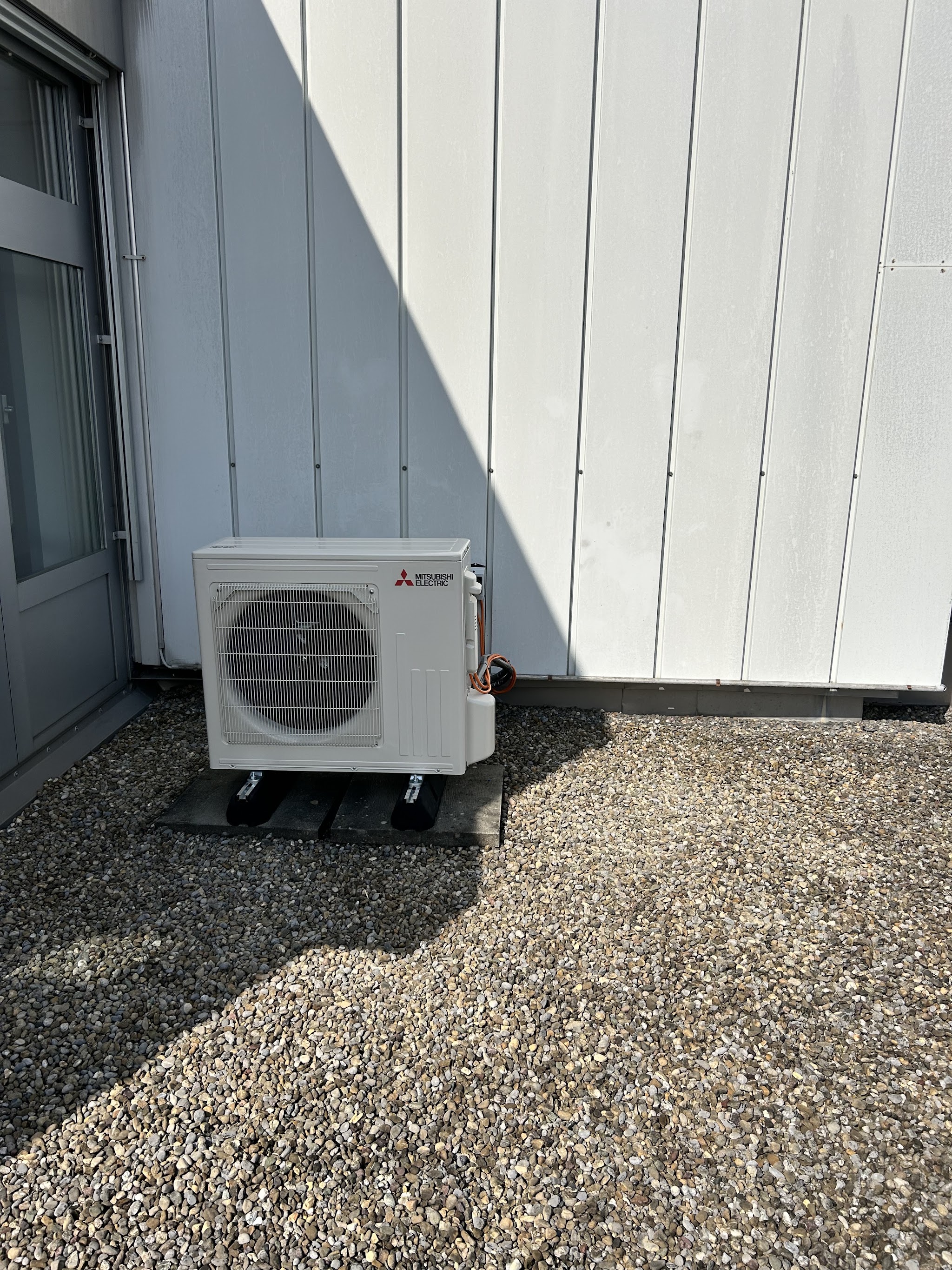 Aussengerät einer Mitsubishi Electric Klimaanlage, montiert von Infra Haustechnik