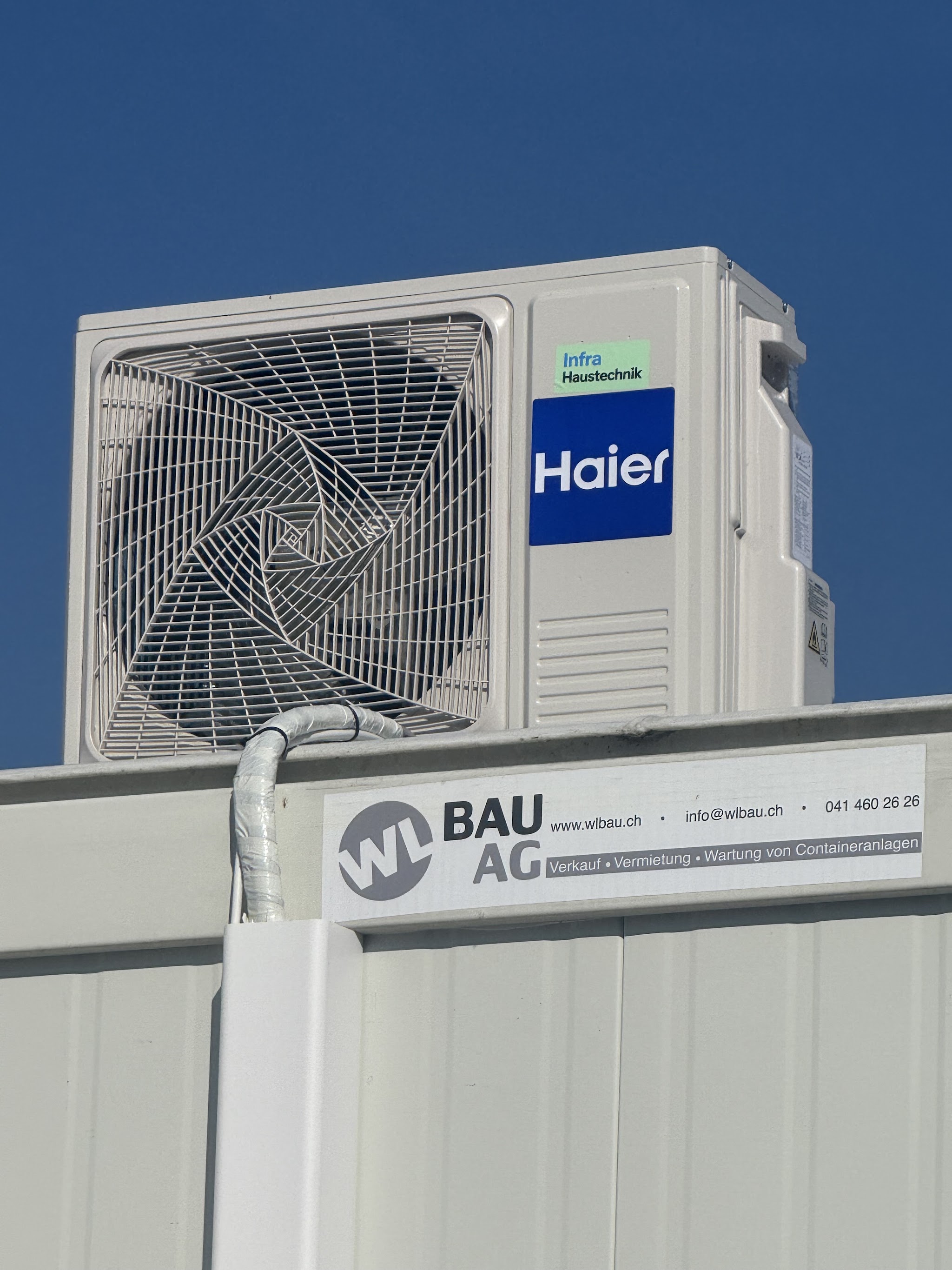 Aussengerät einer Klimaanlage an einer Gebäudefassade